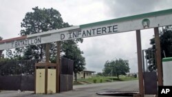 L’entrée du bataillon d’infanterie à Abidjan, Côte d’Ivoire, 6 août 2013.