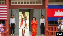 Michelle Obama Visits School Girls in Siem Reap, Visits Angkor