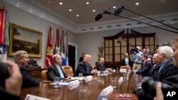 Prezident Donald Tramp (markazda) bir guruh respublikachi senatorlar bilan Oq uyda, 4-yanvar, 2017-yil.