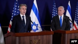El secretario de Estado de EEUU, Antony Blinken (izq), y el pimer ministro israelí Benjamín Netanyahu (der) hablan a la prensa en el Ministerio de Defensa de Israel, el 12 de octubre de 2023.