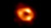 Première image de Sagittarius A*, trou noir supermassif au centre de la Voie lactée, prise par le réseau de télescopes Event Horizon (EHT). La vue capture la lumière courbée par la puissante gravité du trou noir, qui est quatre millions de fois plus massif que notre Soleil.