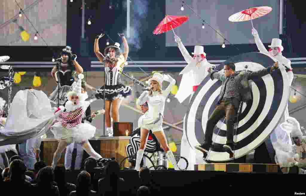 Taylor Swift ofreció un magnífico espectáculo lleno de glamour en la 55 entrega de los premios Grammy. 