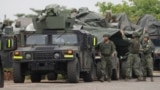 2024年8月26日台灣軍人在軍演中遮蓋反坦克飛彈運載車。