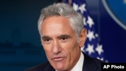 Scott Atlas, investigador de la Institución Hoover, habla en una conferencia de prensa en la Sala de Prensa James Brady de la Casa Blanca en Washington. 