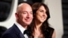 Kepala Eksekutif Amazon, Jeff Bezos dan istrinya, MacKenzie Bezos, menghadiri pesta yang digelar majalah Vanity Fair di Beverly Hills, California, 26 Februari 2017.