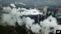 资料照片：烟雾和蒸汽从中国山西省河津市的一家煤炭加工厂升起。（2019年11月28日）