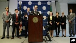 El fiscal general del estado de Washington, Bob Ferguson, anuncia a la prensa su demanda contra el presidente Donald Trump por la orden ejecutiva que suspendió la inmigración de siete países de mayoría musulmana que ha generado protestas en todo el país.