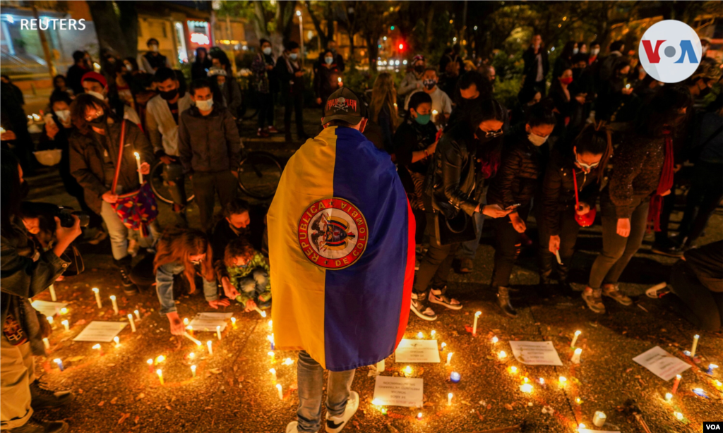 Los manifestantes encienden velas como símbolo de paz.