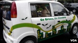 Mobil berbahan bakar listrik Evina atau Electric Vechile Indonesia karya Dasep Ahmadi yang disiapkan bagi para delegasi KTT APEC di Nusa Dua, Bali November mendatang (foto: VOA/Iris Gera).