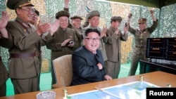 北韓最高領導人金正恩一次導彈發射後與指揮人員在一起（資料照片）
