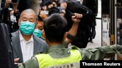 Maestro media Jimmy Lai, pendiri Apple Daily, meninggalkan Pengadilan Banding Akhir dengan van penjara di Hong Kong. (Foto: Reuters)