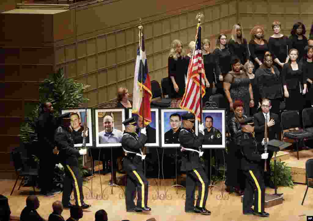 Shugaba Barack Obama Ya Karrama 'Yan Sanda Biyar a Dallas.