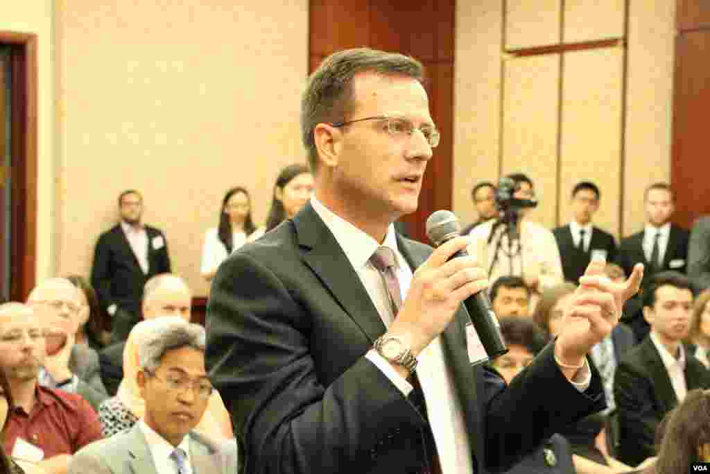 លោក Brian Eyler នាយកផ្នែកតំបន់អាស៊ីអាគ្នេយ៍នៅឯមជ្ឈមណ្ឌល Stimson ក្នុងកម្មវិធីខួប ៤០ ឆ្នាំនៃភាពជាដៃគូរវាងសហរដ្ឋអាមេរិក និងសមាគមប្រជាជាតិអាស៊ីអាគ្នេយ៍ នៅមណ្ឌលបដិសណ្ឋារកិច្ចក្នុងវិមានសភាសហរដ្ឋអាមេរិក កាលពីថ្ងៃអង្គារ ទី១៦ ខែឧសភា ២០១៧។ (សឿន វឌ្ឍនា/VOA)