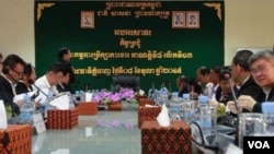 រដ្ឋាភិបាលកម្ពុជាសម្រេចផ្ដល់ប្រាក់ខែអប្បបរិមាចំនួន១៤០ដុល្លារជូនដល់កម្មកររោងចក្រឧស្សាហកម្មកាត់ដេរនិងស្បែកជើងនៅឆ្នាំ២០១៦នេះ បន្ទាប់ពីមានកិច្ចចរចា រវាងសហជីពតំណាងរោងចក្រឧស្សាហកម្មកាត់ដេរ និងក្រុមជំនាញនៃក្រសួងការងារអស់រយៈពេលជាច្រើនថ្ងៃ កាល​ពី​ថ្ងៃព្រហស្បតិ៍ ទី៨ ខែតុលា ឆ្នាំ២០១៥។ (ឡេង ឡែន/VOA Khmer