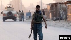 Polisi Afghanistan di lokasi serangan di Jalalabad (30/8).