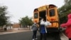 Petugas sekolah negeri Santa Fe membagikan bantuan sarapan dan makan siang kepada warga sekitar di Santa Fe, New Mexico, saat pandemi COVID-19 melanda pada 9 September 2020. (Foto: AP/Cedar Attanasio)