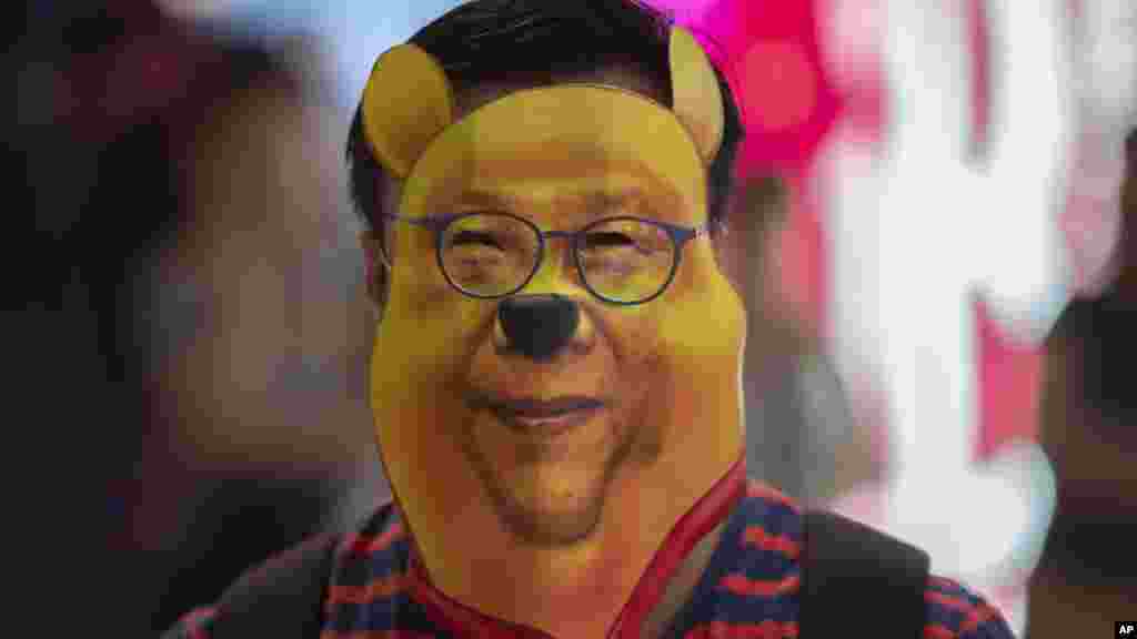 Manifestante usa máscara de Winnie the Pooh, una referencia a una broma entre los cibernautas que han dicho que el presidente chino Xi Jingping se parece a un oso parlante.