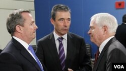 Pertemuan NATO di Brussels, dari kiri: Menhan Inggris Liam Fox, Sekjen NATO Anders Fogh Rasmussen, dan Menhan AS Robert Gates (8/6).