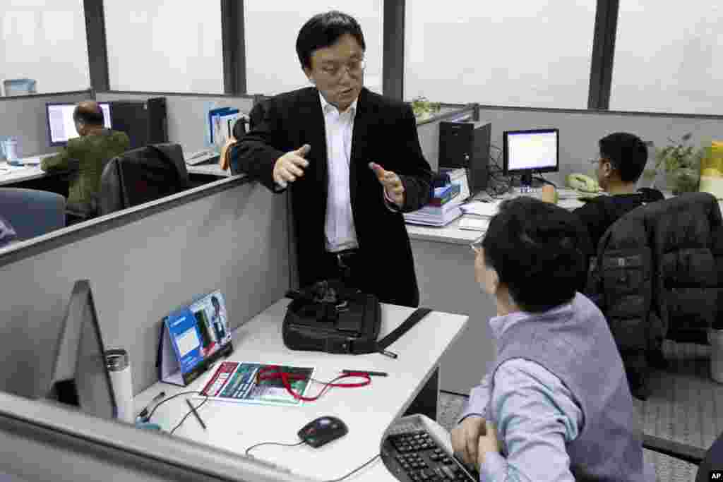 中国评级机构大公国际资信评估有限公司董事长关建中在北京的办公室同雇员谈话(2012年1月16日)。2018年1月16日,“大公国际”把美国的本、外币主权信用等级由A-下调至BBB+,评级展望为负面。 私营的中国评级机构大公国际成立于1994年,2010年为了打破美国信用评级机构的垄断开始发布自己的主权信用评级。但是它还没有获得国际投资者的信任。 