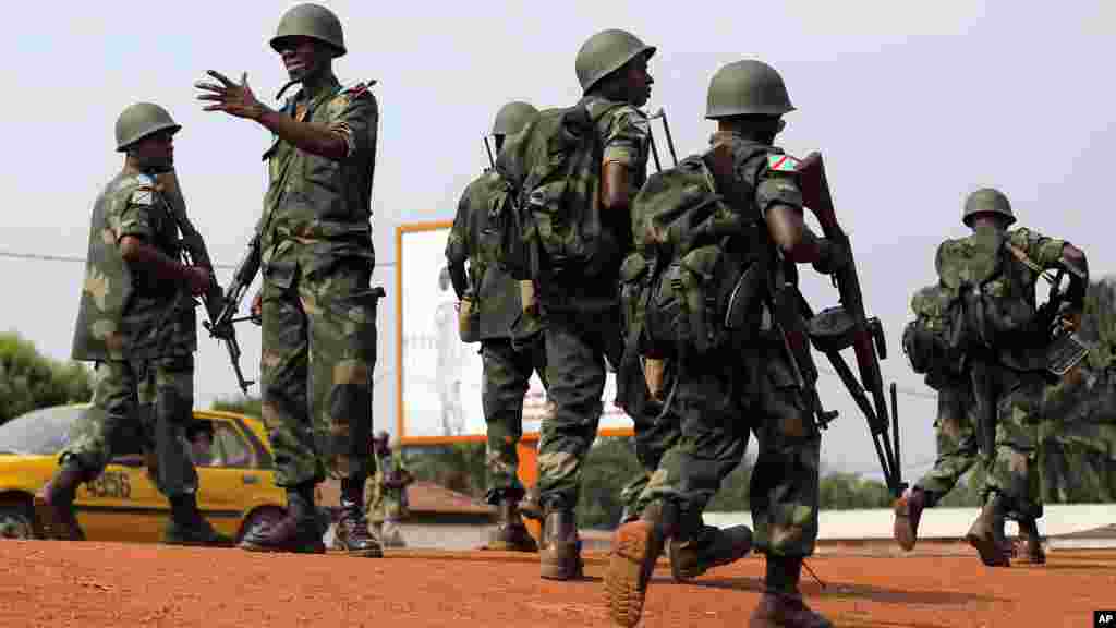 Des soldats français en patrouille, avant l'arrivé du président Francois Hollande à Bangui, le 5 décembre 2013.