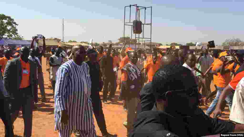 Rock Marc Christian Kaboré, candidat présidentiel du Mouvement du peuple pour le progrès (MPP) lors d’un meeting lundi 23 novembre 2015 dans la ville de Saaba, dans la banlieue de Ouagadougou. (VOA/Bagassi Koura)