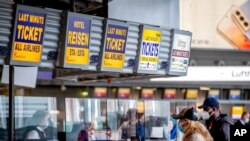 Los viajeros esperan en un despacho de vuelos de última hora en el aeropuerto de Frankfurt, Alemania, el 11 de mayo de 2021.