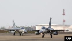 资料图片：1月7日，台湾空军防御战机在台中清泉岗空军基地举行的战备演习中紧急起飞。