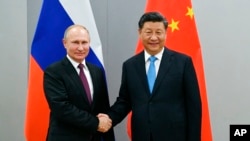 俄罗斯总统弗拉基米尔·普京与中国国家主席习近平握手