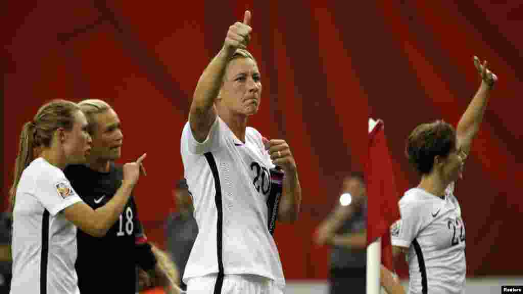 Abby Wambach (20) ta Amurka tana murnar samun nasara akan kasar Jamus da (2-0) a gasar FIFA na wannan shekara a kasar Jamus. 30 ga watan Yuni, 2015.