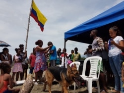 Josefina Klinger, lideresa colombiana, junto a la comunidad. [Foto: Corporación Mano Cambiada]