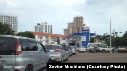 Filas em bomba de gasolina, na capital moçambicana, Maputo. Moçambique, Janeiro 2017