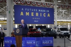 El presidente de Estados Unidos, Joe Biden, visita el Centro de vehículos eléctricos Ford Rouge en Dearborn, el martes 18 de mayo de 2021.