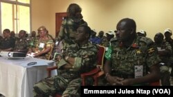 De gauche à droite, les généraux de division Saly et Lakara, lors de la séance de restitution des travaux de l’exercice post commandement de l’union africaine, le 21 septembre 2018. (VOA/Emmanuel Jules Ntap)