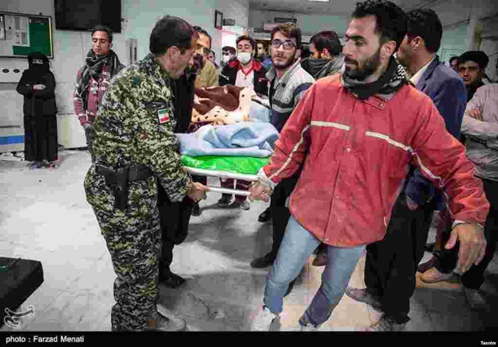 Des secouristes transportent une victime vers un hôpital, dans l'ouest de l'Iran, le 13 novembre 2017.