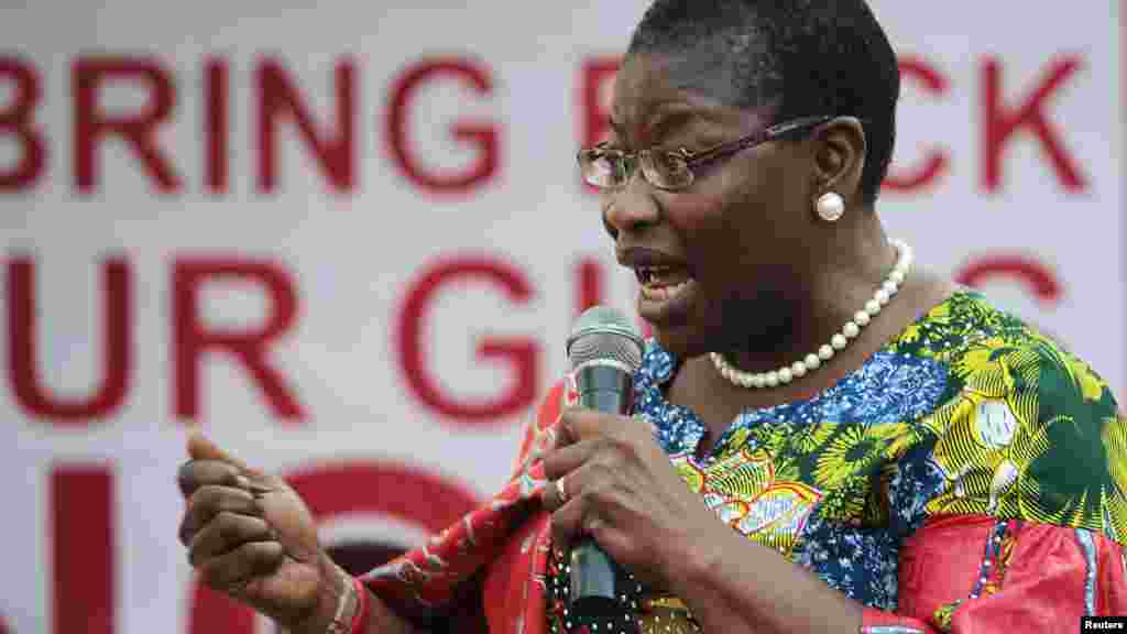 Obiageli Ezekwesili yana magana a lokacin wani taron da suka yi domin tattauna kokarin kwato 'yan matan na Chibok da aka sace.
