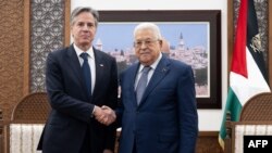 Presiden Otoritas Palestina Mahmud Abbas dan Menteri Luar Negeri AS Antony Blinken berjabat tangan sebelum pertemuan di Muqata, kompleks kepresidenan di Kota Ramallah Tepi Barat, pada 30 November 2023. (Foto: AFP)