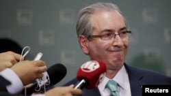  Cuhna, que ha negado reiteradamente haber cometido ninguno de los delitos de los que se le acusa, es el principal líder de la campaña para enjuiciar políticamente a la presidenta Dilma Rousseff por presunta malversación de los fondos federales con el objeto de encubrir déficits.