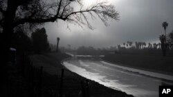 ARCHIVO - California ha sido escenario de potentes tormentas y ríos atmosféricos en los últimos meses, en esta imagen 22 de febrero de 2024 se muestra una formación de densa neblina en Los Ángeles.