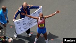 埃塞俄比亚裔美国人凯夫莱齐吉4月21日赢得波士顿马拉松赛冠军
