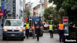 Polisi Swiss mengamankan lokasi terjadinya serangan di kota Schaffhausen, Senin (24/7). 