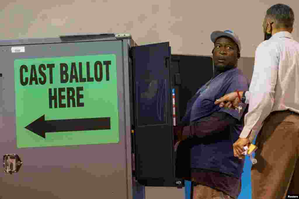 Una persona emite su voto usando las máquinas del Sistema de Votación Dominion en la Iglesia Bautista Calvary en Austell, Georgia, el 8 de noviembre de 2022. REUTERS/Carlos Barria