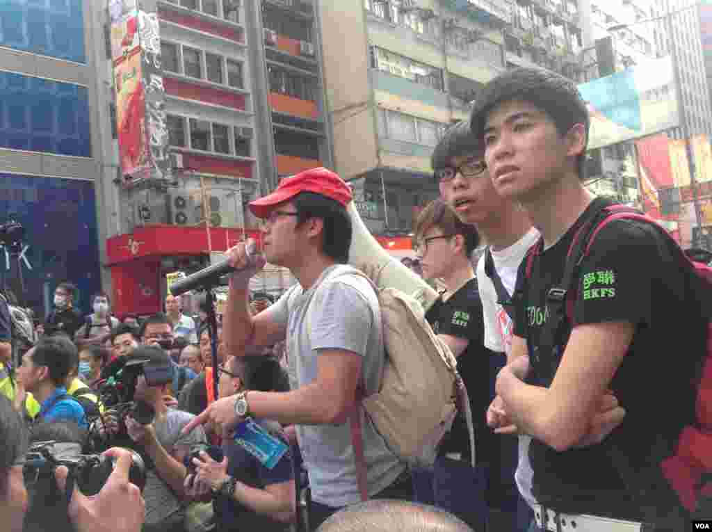 香港警方星期三上午展開強行清場行動(美國之音海彥拍攝)。