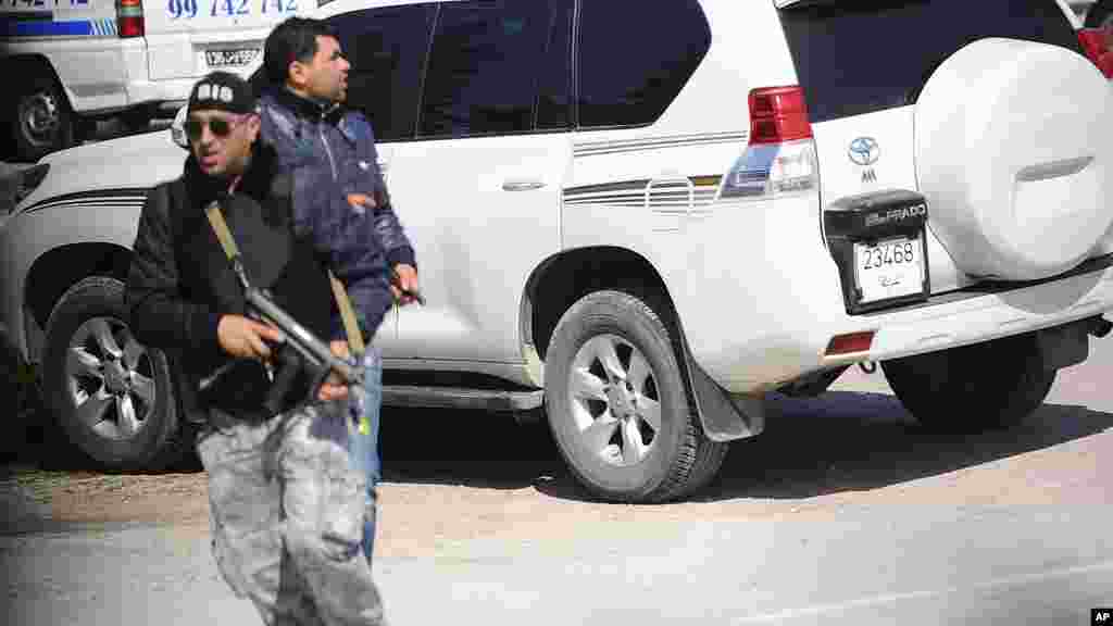 Un membre des forces de sécurité en pleine opération en dehors du musée du Bardo à Tunis, mercredi 18 mars, 2015 à Tunis, en Tunisie, après que des hommes armés ont ouvert le feu au musée de premier plan dans la capitale de la Tunisie.
