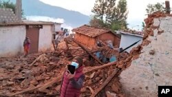 Esta fotografía proporcionada por la Oficina del Primer Ministro de Nepal muestra un área afectada por un terremoto en el noroeste de Nepal, el sábado 4 de noviembre de 2023.
