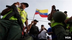 El presidente de Venezuela, Hugo Chávez, decretó el 26 de octubre del 2010, la expropiación de la filial venezolana de la compañía Owens-Illinois.