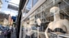 Un maniquí con una mascarilla en una tienda en el distrito de compras minoristas del vecindario SoHo del distrito de Manhattan en Nueva York, el viernes 14 de mayo de 2021.