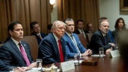Madaxweyne Trump oo dhexda ka fadhiyia Wasiirrada Difaaca iyo Dibadda, Marco Rubio iyo Pete Hegseth. 