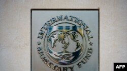 El logo del Fondo Monetario Internacional (FMI) afuera del edificio de la sede en Washington DC, el 7 de abril de 2021.