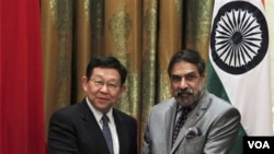 Hindiston Tijorat vaziri Anand Sharma (o'ngda) Xitoy vaziri Chen Demin bilan. 2012-yil avgust. 