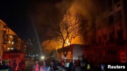 Las llamas abrasan un edificio de apartamentos en Johannesburgo, Sudáfrica, el 31 de agosto de 2023. Imagen obtenida por Reuters de un video en las redes sociales.